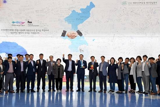 이용섭 광주광역시장이 27일 오후 시청 1층 시민홀에 남북평화와 2019광주세계수영선수권대회 북한 선수단 참가 등 염원을 담아 설치된 대형 현수막 앞에서 인사말을 하고 있다. 이 현수막은 4·27남북정상회담 1주년을 맞아 지난 4월27일 열린 'DMZ 평화인간띠잇기 행사'에 참가한 3000여 명의 시민들이 만든 것이다. ⓒ 광주광역시