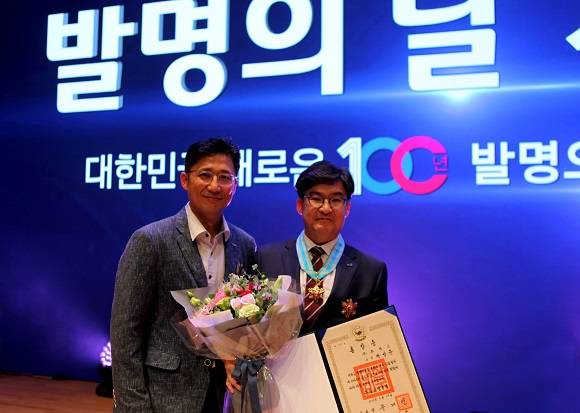 박성윤 휴비스 연구소장이 발명의 날 기념식에서 '은탑산업훈장'을 수상했다. ⓒ 휴비스