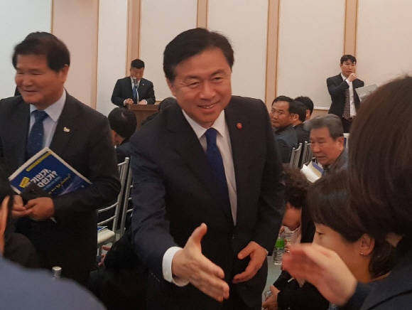 김영춘 민주당 의원이 해양수산부 장관에서 물러난 직후 한 지역 행사에 모습을 드러냈다. ⓒ 프라임경제