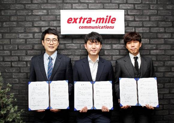 (왼쪽부터) 이종현 대표, 송민표 대표, 정진연 대표가 협약식을 마치고 기념촬영 하고 있다. ⓒ 엑스트라마일커뮤니케이션즈