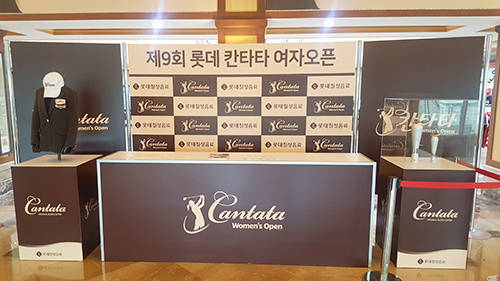 '롯데 칸타타 여자오픈' 주최사인 롯데칠성음료는 골프 꿈나무 육성을 위해 '유소년 골퍼 유망주 지원 이벤트'로 지난 30일 예정된 공식연습일에 국내 유소년 골프 유망주 12명을 초청해 프로선수들과 함께 코스를 돌며 멘토링을 진행하고 별도의 장학금도 전달했다. = 김경태 기자