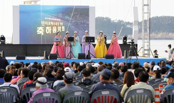 제64회 만리포해수욕장 개장식 축하 공연 모습. ⓒ 태안군