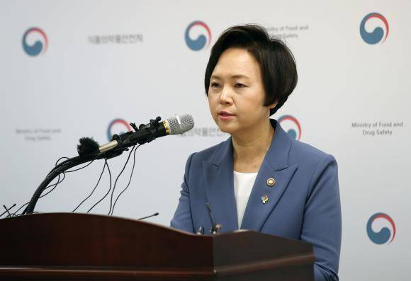 이의경 식품의약품안전처장이 코오롱생명과학의 '인보사 사태'에 대해 사과하고 환자 안전 대책 수립과 향후 재발 방지를 위해 최선을 다하겠다고 밝혔다. ⓒ 연합뉴스