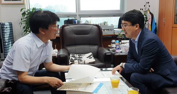맹정호 시장이 국회를 방문, 박완주 의원과 현안사업을 설명하고 있다. ⓒ 서산시