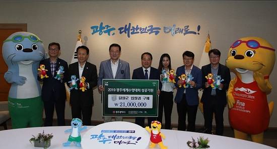 광주광역시와 광주세계수영선수권대회조직위원회는 7일 오전 시청 3층 접견실에서 담양군청과 2100만원 상당 입장권 구매증서 전달식을 개최했다. ⓒ 프라임경제