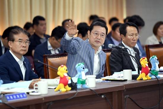 이용섭 광주광역시장이 7일 오전 시청 3층 중회의실에서 열린 ‘세계수영선수권대회 추진상황 보고회’에 참석해 회의를 주재하고 있다. ⓒ 광주광역시