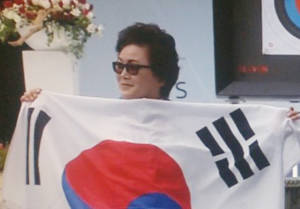 8일 2019 세계장애인양궁선수권 대회에서 은메달 획득과 함께 2020 도쿄 패럴림픽 출전권을 획득한 김옥금 선수가 시상대에서 태극기를 흔들며 환호하고 있다. ⓒ 광주시장애인체육회