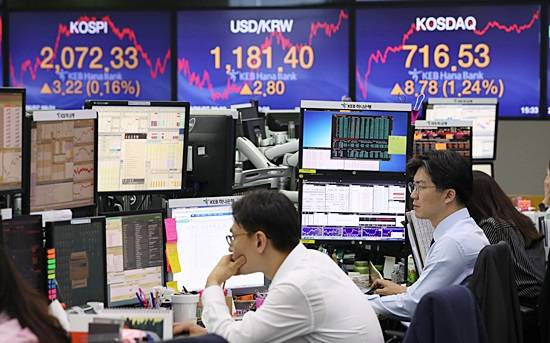 지난 7일 코스피가 전일대비 0.16% 상승한 2072.33으로 장을 마감한데 이어, 10일 코스피지수 역시 미 국發 훈풍 영향으로 2080선 후반대로 상승 출발했다. ⓒ 연합뉴스