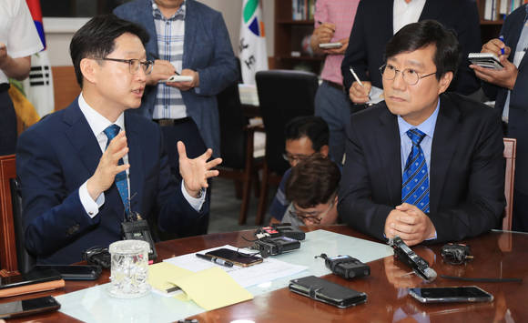 김경수 도지사가 앙정철 원장을 만난 자리에서 경남발전을 위한 지역정당 정책연구용역 지원을 요청하고 있다. ⓒ 경남도