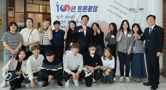 대전시는 10일 옛 충남도청 소회의실에서 2차 자문위원회를 개최 후 기념촬영을 하고 있다. ⓒ 대전시