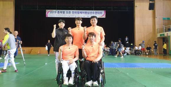 세종시장애인체육회 세종GKL휠체어펜싱팀이 기념촬영을 하고 있다. ⓒ 세종시장애인체육회
