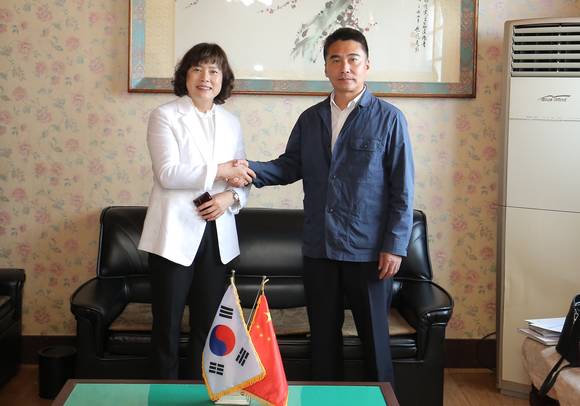 김현숙 새만금개발청장과 중국 광시성 베이하이시의 왕나이쉐(王乃学) 당서기가 악수를 나누고 있다. ⓒ 새만금개발청장