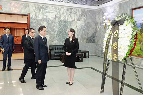 김여정 노동동 선전선동부 제1부부장이 정의용 청와대 국가안보실장과 민주평화당 박지원 의원 등 남측 관계자들에게 조화 내용을 설명하고 있다. ⓒ 연합뉴스