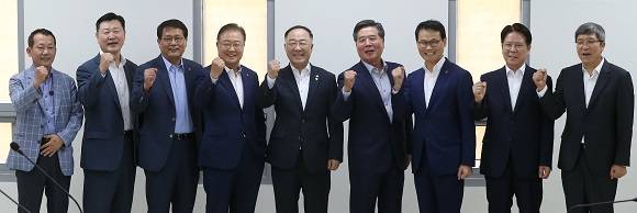 홍남기 부총리 겸 기획재정부 장관이 석유화학기업 대표들과 간담회를 가졌다. ⓒ 연합뉴스