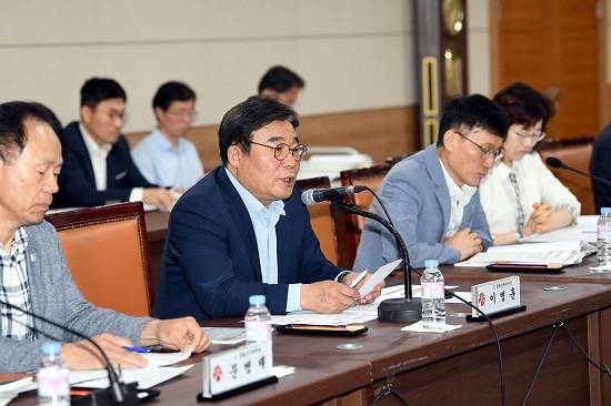 이병훈 광주광역시 문화경제부시장이 13일 오전 시청 3층 소회의실에서 문화중심도시 조성사업 실효성 제고를 위한 '광주광역시-문화체육관광부 정책협의회'에 참석해 회의를 주재하고 있다. ⓒ 광주광역시
