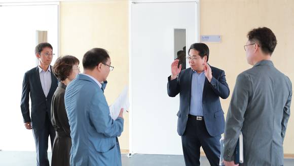 청소년문화의집을 방문해 현장을 점검하고 있다. 우측에서 2번째 오세현시장. ⓒ 아산시