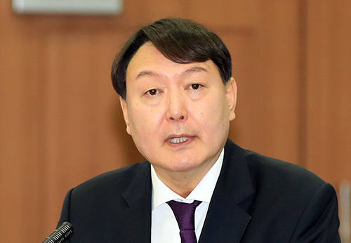 박상기 법무부장관이 윤석열 서울 중앙지검장를 검찰총장 후보자로 재청해 문재인 대통령이 지명했다. 이후 이 내용을 법무부에서 인사혁신처로 보내 내일 있을 국무회의에서 심의·의결된다. ⓒ 연합뉴스