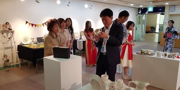 제천여성새로일하기센터가 오는 19일 제천시청 로비 1층에서 다문花 도자기작품전시회를 개최한다. ⓒ 제천시