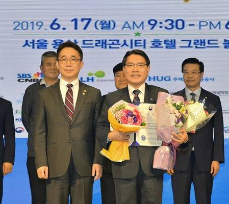 권오봉 여수시장(우)과 박선호 국토교통부 제1차관(좌)이 기념 촬영하고 있다. ⓒ 여수시