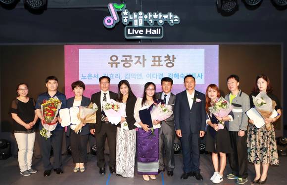 천안시다문화가족지원센터는 지난 18일 다문화가정과 센터 직원에게 표창을 수상 후 기념촬영을 하고 있다. ⓒ 천안시