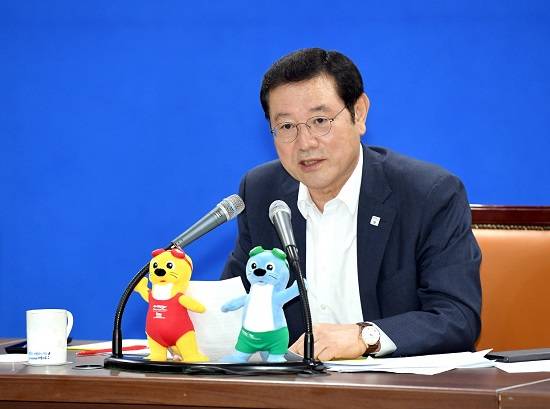 이용섭 광주광역시장이 19일 오전 시청 3층 중회의실에서 열린 확대간부회의를 주재하고 있다. ⓒ 광주광역시