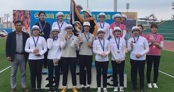 홍성군청 양궁팀이 충청북도 보은군 스포츠파크에서 열린 제30회 한국실업양궁연맹 회장기 양궁대회에서 단체전 준우승을 차지하며 기념촬영을 하고 있다. ⓒ 홍성군
