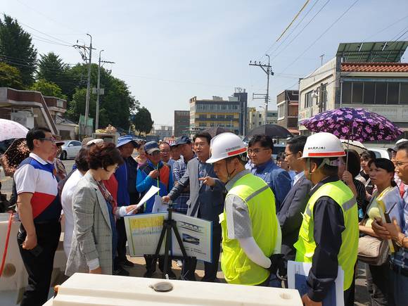 20일 광산구 주최로 소촌건널목 입체화공사 주민설명회를 갖고 광주시는 경사로 2곳 설치, 인도 급경사로 개선 등을 약속했으나 승강기 설치는 사업비 확보 문제로 답변을 못 내놔 주민들의 반발을 샀다. ⓒ 프라임경제