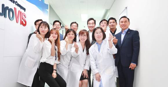이낙연 총리와 구본영 천안시장이 SB플라자 입주기업 대표 및 직원들과 함께 기념촬영을 하고 있다. ⓒ 천안시