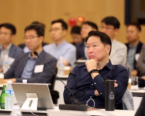 최태원 SK회장이 25일 경기도 이천시 SKMS연구소에서 열린 2019확대경영회의에서 발표 내용을 경청하고 있다. ⓒ SK그룹