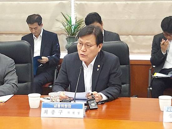 25일 최종구 금융위원장이 '금융투자업 인가체계 개편 방안'에 대해 발표하고 있다. ⓒ 프라임경제