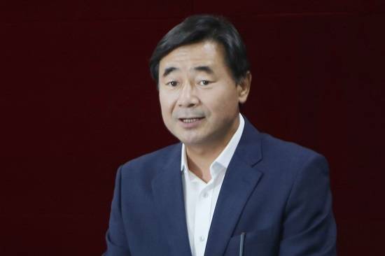 25일 오후 광주시의회 3층 브리핑실에서 최영호 전 남구청장이 청사 리모델링 비용 책임과 관련한 감사원의 감사 결과를 반박하는 기자회견을 열고 있다. ⓒ 연합뉴스