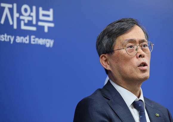 정재훈 한국수력원자력 사장이 세종시 정부세종청사 산업통상자원부에서 한수원·한전KPS컨소시엄, 두산중공업과 UAE 바라카 원전운영법인 나와에너지와의 정비사업 계약 체결에 대해 설명하는 모습. ⓒ 연합뉴스