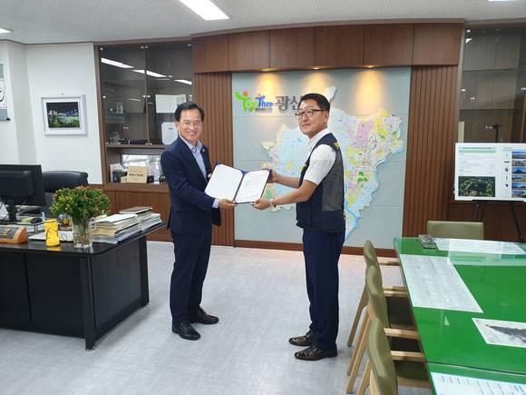 25일 광산구 가로환경관리원들이 김삼호 광산구청장에게 헌혈증 135매와 치료비 후원금 504만원을 전달했다. ⓒ 광산구