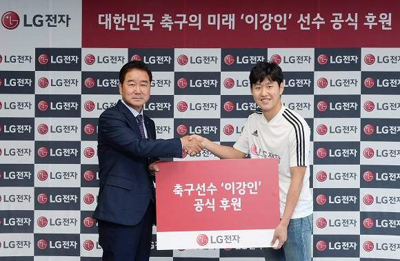 LG전자가 26일 서울 여의도 LG트윈타워에서 이강인 선수 공식 후원 조인식을 열었다. 최상규 LG전자 한국영업본부장(왼쪽)과 이강인 선수가 조인식 후 기념촬영을 하고 있다. ⓒ LG전자