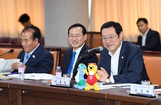 이용섭 광주광역시장이 27일 오전 시청 3층 중회의실에서 '광주광역시 일자리위원회 4차 회의'에 참석해 회의를 주재하고 있다. ⓒ 광주광역시