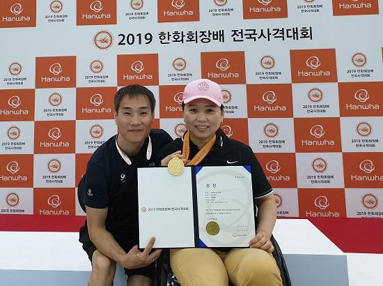 2019 한화회장배 전국사격대회에서 완도 출신인 이윤리 선수가 R2 10m 공기소총 입사에 도전, 622.4점으로 대회 신기록을 달성하며 1위를 차지했다. ⓒ 완도군