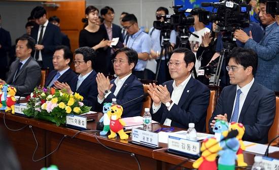 이용섭 광주광역시장이 28일 오후 시청 3층 중회의실에서 열린 '광주형일자리 자동차공장 합작법인 투자협약식'에 참석해 박수를 치고 있다. 사진 오른쪽부터 공영운 현대자동차 사장, 이용섭 광주광역시장, 성윤모 산업통상자원부 장관, 이목희 일자리위원회 부위원장, 정태호 청와대 일자리수석, 최대현 산업은행 부행장. ⓒ 광주광역시