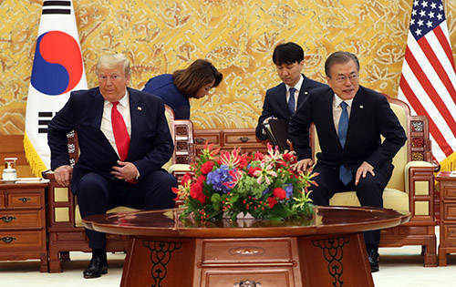 문재인 대통령과 도널드 트럼프 미국 대통령은 30일 청와대 접견실에서 '1+4' 소인수 회담을 가졌다. ⓒ 연합뉴스