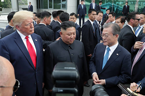 북미 정상회담 종료 후 문재인 대통령과 도널드 트럼프 미국 대통령, 김정은 북한 국무위원장은 MDL 남측지역에서 대화를 나눴다. ⓒ 청와대