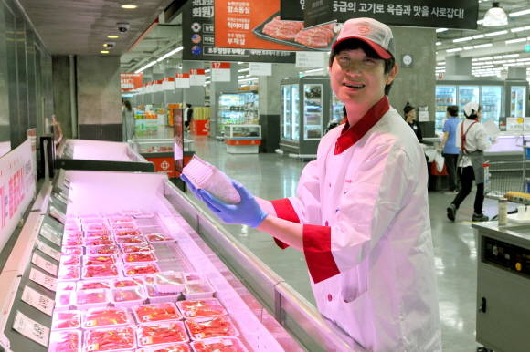 7월1일부로 정규직 직급인 '선임'으로 발령받은 강성태 홈플러스목동점 선임(31)이 홈플러스 스페셜 목동점에서 축산 상품을 진열하고 있다. 홈플러스는 기존 '무기계약직' 직원 1만4283명을 정규직으로 전환했다. ⓒ 홈플러스