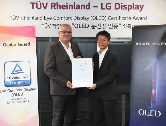 LG디스플레이가 TUV 라인란드로부터 대형 OLED 패널에 대해 아이 컴포터 디스플레이(Eye Comfort Display) 인증을 받았다. 사진은 왼쪽부터 홀거 쿤즈(Holger Kunz) TUV 라인란드 제품인증 사업부문 회장, 오창호 LG디스플레이 TV사업부장. ⓒ LG디스플레이