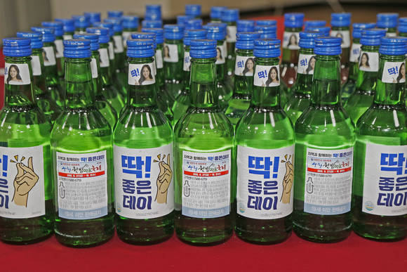 딱 좋은데이에 부착한 산청한방약초축제 홍보 라벨. ⓒ 산청군