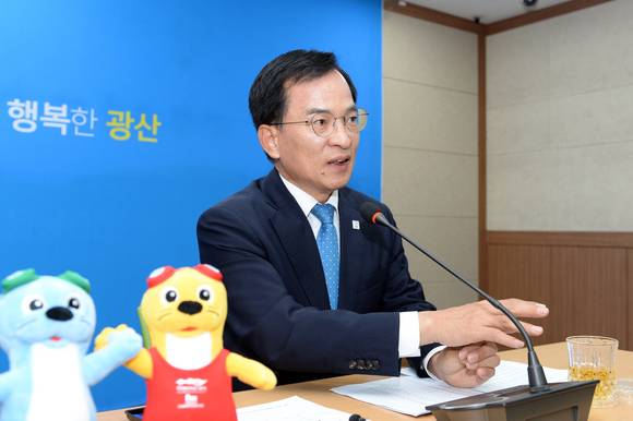 1일 김삼호 광산구청장이 취임 1주년 기자간담회에서 기자들의 질문에 답변을 하고 있다. Ⓒ 광산구