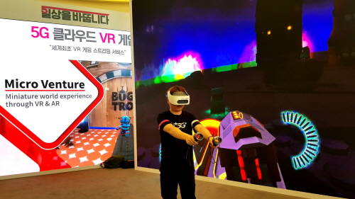 서울 용산 소재 LG유플러스 본사에 마련된 '5G 클라우드 VR 게임' 체험존에서 LG유플러스 직원이 시연해 보이고 있다. = 황이화 기자.