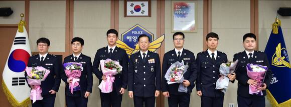 승진자 임용식 개최 후 조현배 해양경찰청장과 함께 기념촬영을 하고 있다. ⓒ 해양경찰청