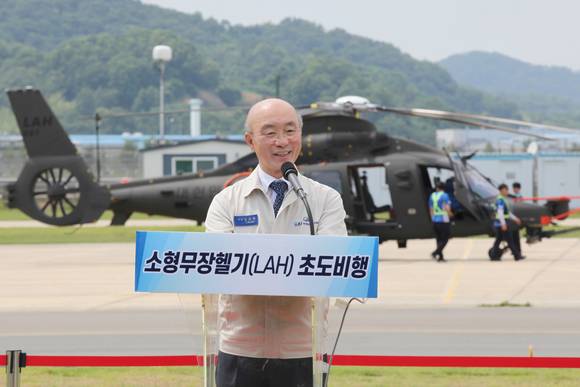 김조원 KAI 사장이 소형무장헬기 초도비행 성공을 축하하고 있다. ⓒ 한국항공우주산업