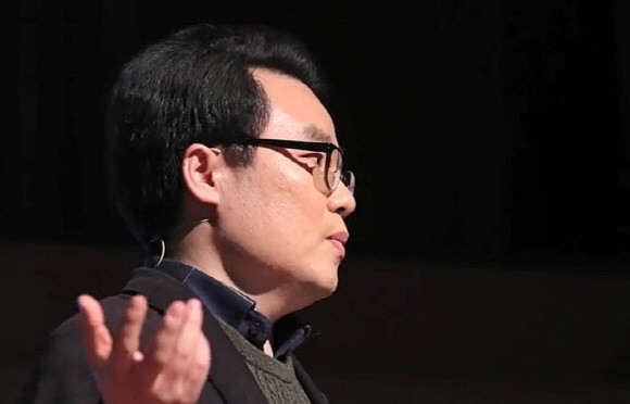 동남권신공항은 당연히 허브공항이 되어야 하며 기존 유례없이 4개 활주로 규모로 크게 세울 필요가 있다고까지 강조하고 나선 정무섭 동아대 국제무역학과 교수. ⓒ 유튜브