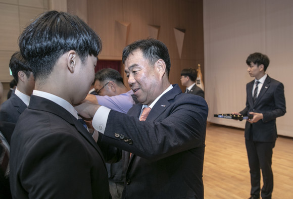 남동발전 경영진이 신입사원들에게 휘장을 달아주고 있다. ⓒ 한국남동발전