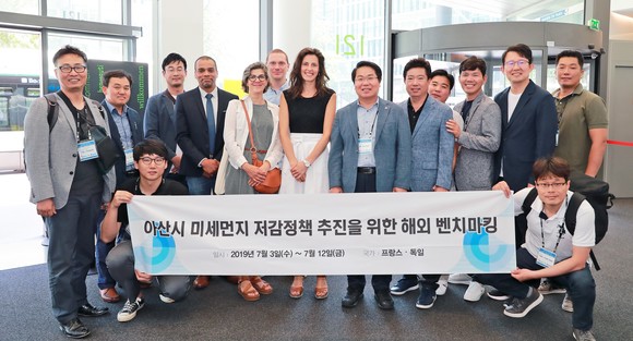 아산시 연수단이 파리시청 환경국을 방문 후 관계자들과 함께 기념촬영을 하고 있다. ⓒ 아산시