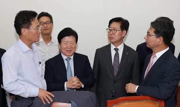 양승조 지사가 국토위 법안심사소위 이헌승 위원장과 더불어민주당 간사 윤관석 의원, 자유한국당 간사 박덕흠 의원, 바른미래당 간사 이혜훈 의원 등과 담화를 나누고 있다. ⓒ 충남도